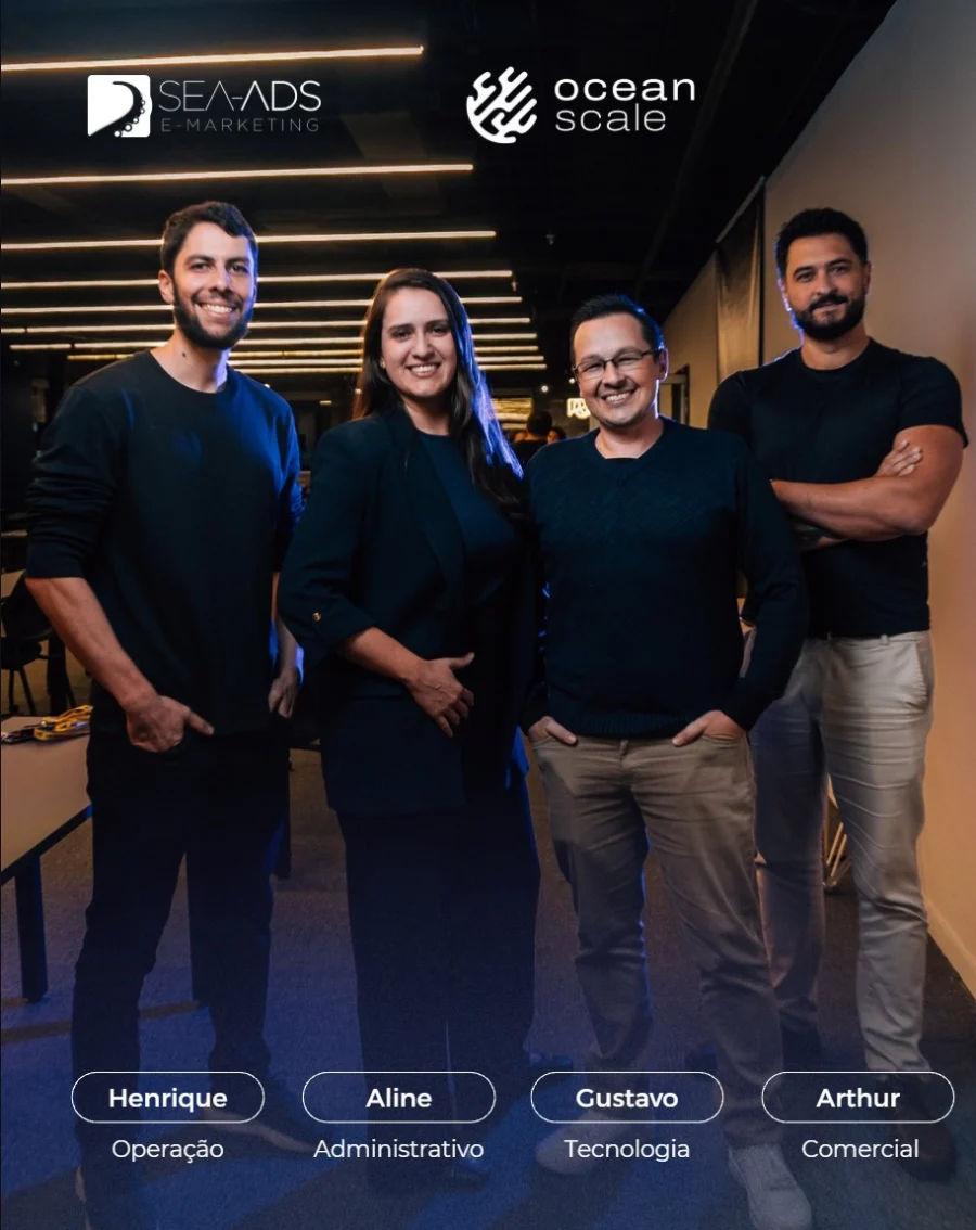 Equipe da Sea-Ads no escritório em São José dos Campos: Henrique na operação, Aline no administrativo, Gustavo na tecnologia e Arthur no comercial