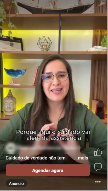 Quadro de um anúncio em vídeo com uma pessoa falando para a câmera.